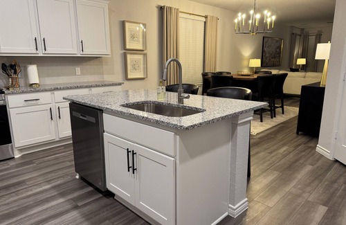 Wellborn House | Modern Aggie-Friendly Retreat - College Station/Bryan