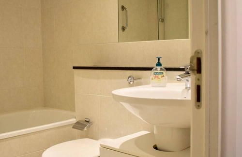 City Centre Dublin Apartment | Modern and Stylish Apartment by Grand Canal
