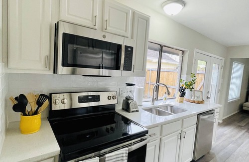 Lake Dallas House | Modern and Stylish updated home