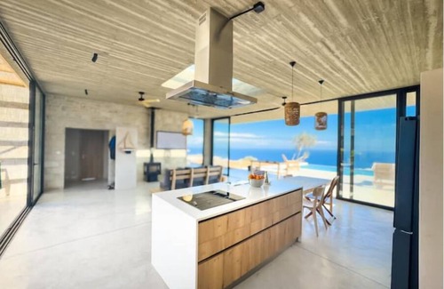 Malevizi House | Modern and stylish with sea view