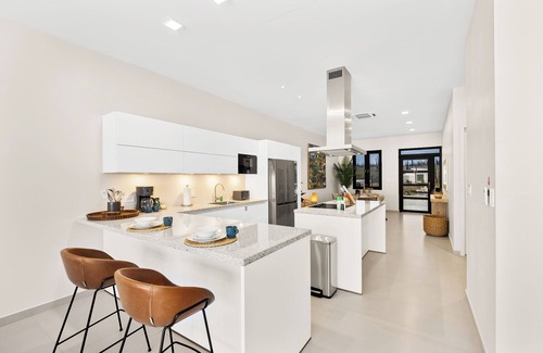 Malmok House | Modern Apartment 1 Minute WALK TO BEACH!