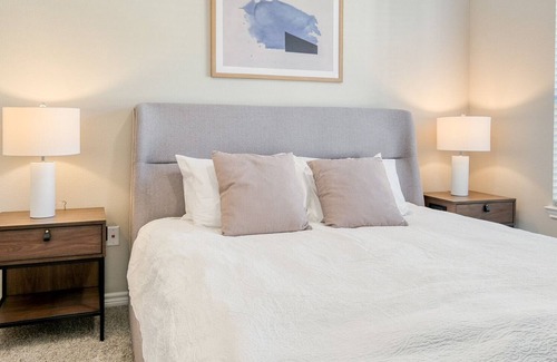 Barker Apartment | Modern Apartment in Prime Location (ID5188X68)