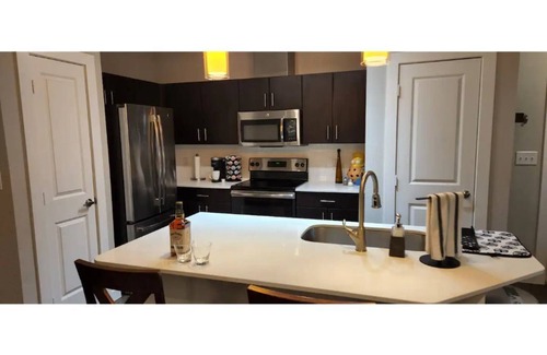 Hunter's Chase Apartment | Modern Apartment N. Austin w/adjustable bed! :D