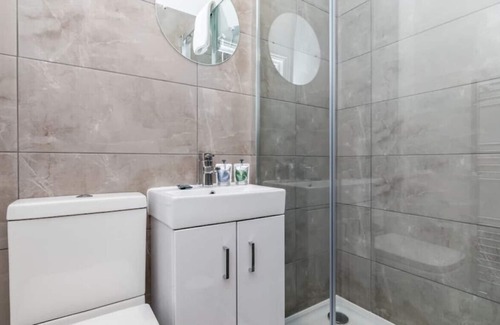 Haywards Heath Apartment | Modern apartment, near shops & with a free parking space
