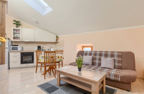 Pican Apartment | Modern apartment with fantastic views, pool, private parking, WiFi