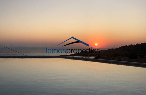 Koundouros Apartment | modern apartment with pool and sea view ideal for a family or group of friends