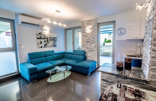 Znjan Apartment | Modern apt close to Znjan beach, with big terrace