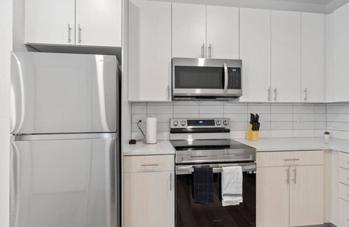 Aurora Apartment | Modern Apt w/Gym and Workspace