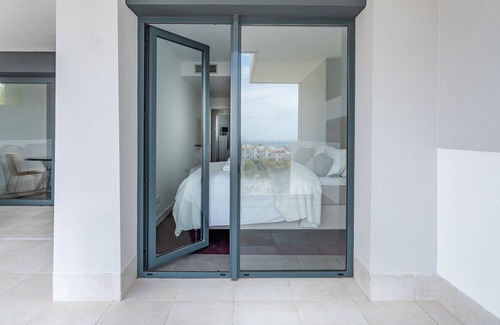 Alcorrin Apartment | Modern apt. with terrace & sea view, gym & jazucci