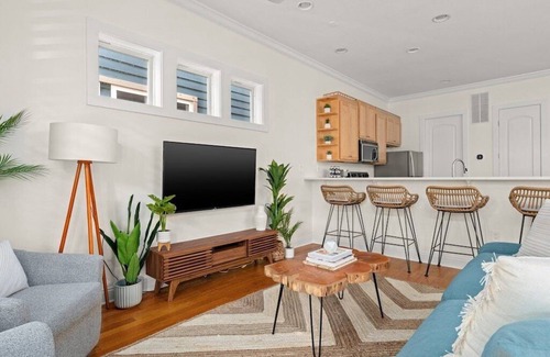 Crescent Beach House | Modern Beach Home 4 Min Walk to Beach Pool&BBQ