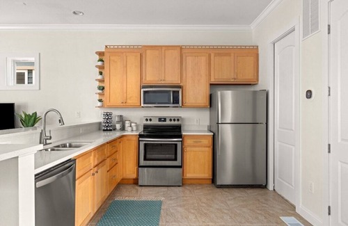 Crescent Beach House | Modern Beach Home 4 Min Walk to Beach Pool&BBQ