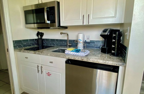 Fort Walton Beach Condo | Modern BEACHFRONT Studio condo near Destin, Gym, WiFi, W/D & Heated POOL
