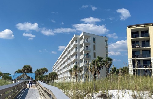 Fort Walton Beach Condo | Modern BEACHFRONT Studio condo near Destin, Gym, WiFi, W/D & Heated POOL