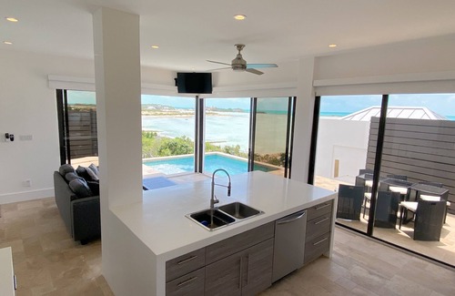 Juba Sound House | Modern Beachfront 2bd-2.5th with rooftop terrace and private pool!