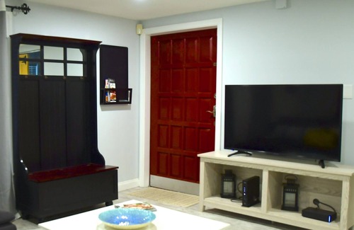 Revere Apartment | Modern Beachside Space - Near Boston/Airport/Train