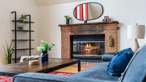 Ridgeway Ski Chalet | Modern Chalet w Hot Tub, Large Deck, Grill & WiFi