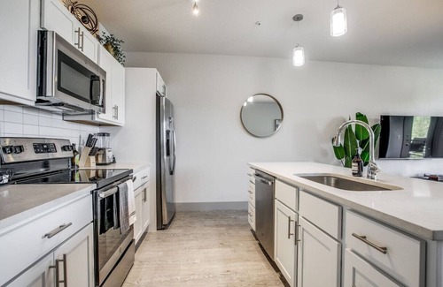 Downtown San Antonio Condo | Modern Chic on Riverwalk Hotel/Apt Pvt Parking