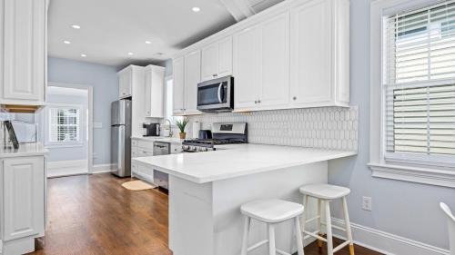 Gardens House | Modern Coastal Comfort - 3 Bedroom Condo with Balcony
