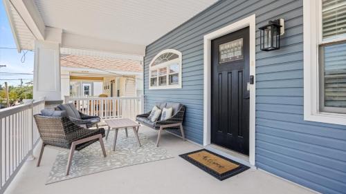 Gardens House | Modern Coastal Comfort - 3 Bedroom Condo with Balcony