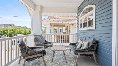 Gardens House | Modern Coastal Comfort - 3 Bedroom Condo with Balcony