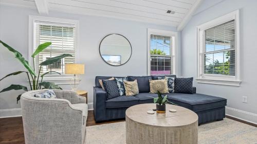 Gardens House | Modern Coastal Comfort - 3 Bedroom Condo with Balcony