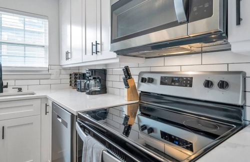 Tulane - Gravier House | Modern Comfort in NOLA: 3BR, 2BA Mid-City - Close to Downtown w/Pool and hot tub