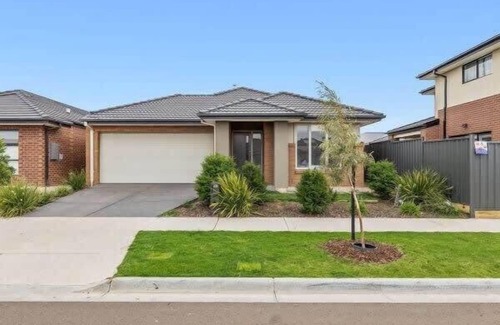 Tarneit House | Modern Comfort in Tarneit-Spacious 4BR Home