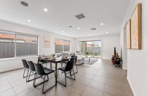 Tarneit House | Modern Comfort in Tarneit-Spacious 4BR Home