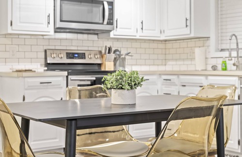 Fortson House | Modern & Comfy ~ 15mins to Downtown ~ Queen Beds!