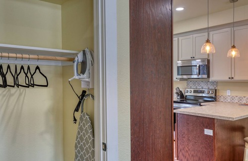 Rockerville Apartment | Modern Condo Near BH Attractions-garage Parking