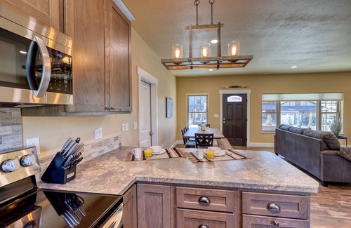 Rockerville Apartment | Modern Condo Near BH Attractions-garage Parking
