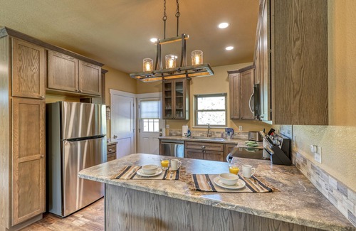 Rockerville Apartment | Modern Condo Near BH Attractions-garage Parking
