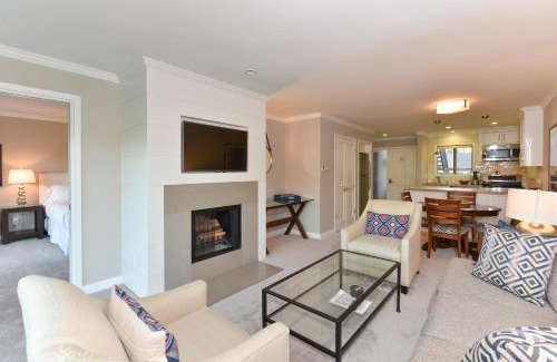 Napa House | Modern Condo with Golf Views at Silverado