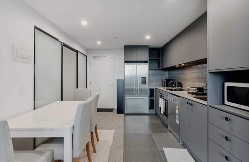 Belconnen Apartment | Modern Convenient 2-BR with Lakeside View