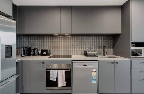 Belconnen Apartment | Modern Convenient 2-BR with Lakeside View