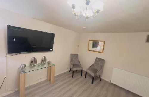 Inverkeithing House | Modern & Cosy 3 Bedroom Inverkeithing home- Ideal for Edinburgh Dunfermline & St Andrews with Free Parking