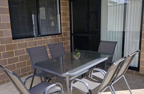 Ellenbrook House | Modern, cosy, comfortable 3 x 2 x 2 unit in Ellenbrook