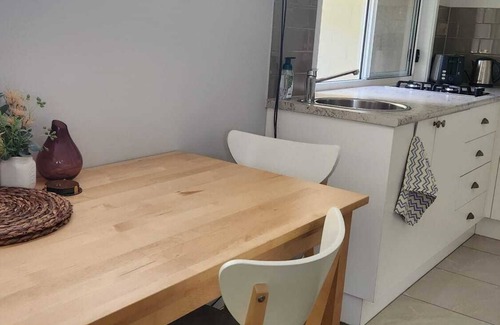 Indooroopilly Apartment | Modern, cosy, self-contained studio flat within a family home