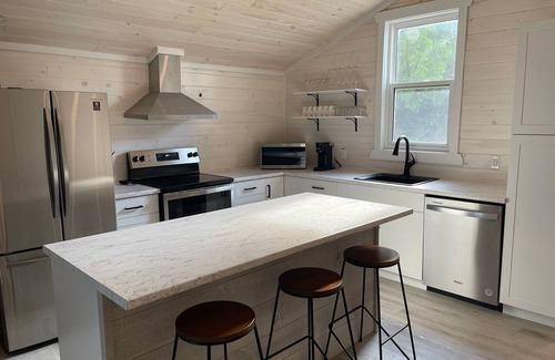 Dashwood Cottage | Modern Cottage on the Water - Newly Renovated!