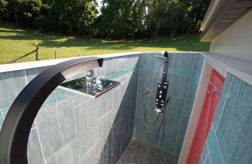 Columbia Cottage | Modern country cottage that is dog friendly with a fenced-in yard.