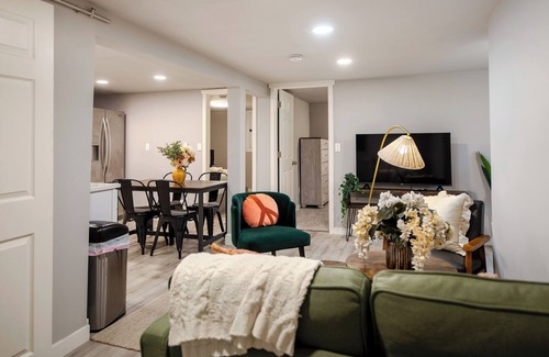 Bryn Mawr-Skyway Apartment | Modern Cozy Bright 2BR Lower Unit w/private entry