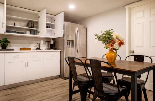 Bryn Mawr-Skyway Apartment | Modern Cozy Bright 2BR Lower Unit w/private entry