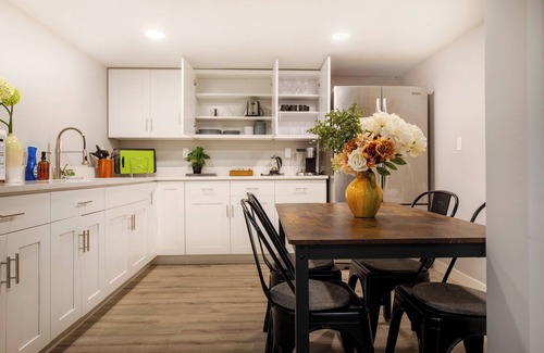 Bryn Mawr-Skyway Apartment | Modern Cozy Bright 2BR Lower Unit w/private entry