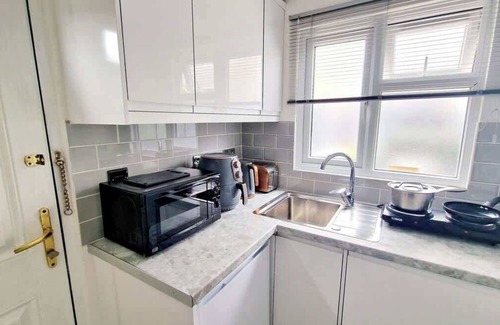 West Thurrock Apartment | Modern & Cozy Private Garden Studio In Grays