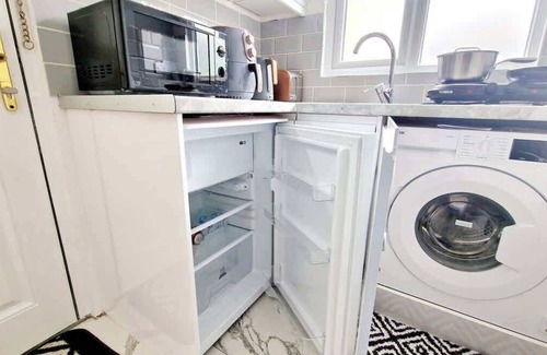 West Thurrock Apartment | Modern & Cozy Private Garden Studio In Grays