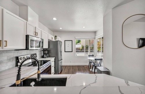 Northwest Reno House | Modern & Cozy Reno Retreat with EV Charger – Near Downtown & Tahoe