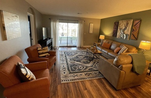 Branson Condo | Modern day rustic retreat~ Foothills Condo--sleeps 8- close to all the fun!!