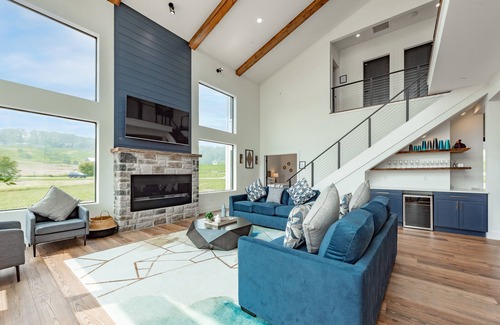 Waterfront Greens House | Modern Dog Friendly Lake Retreat w/Pool