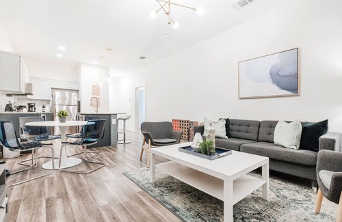 Near East Side House | Modern Downtown 3BR Home - Mins to Alamodome/Riverwalk with Firepit, Patio, BBQ