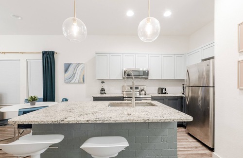 Near East Side House | Modern Downtown 3BR Home - Mins to Alamodome/Riverwalk with Firepit, Patio, BBQ